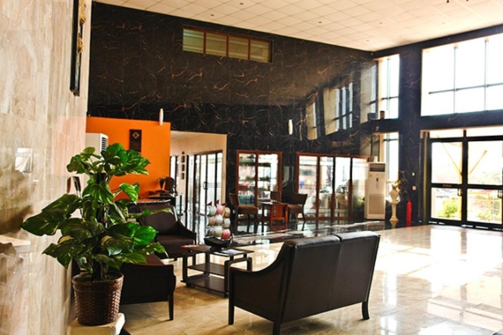 Crismon Hotel Tema Luaran gambar