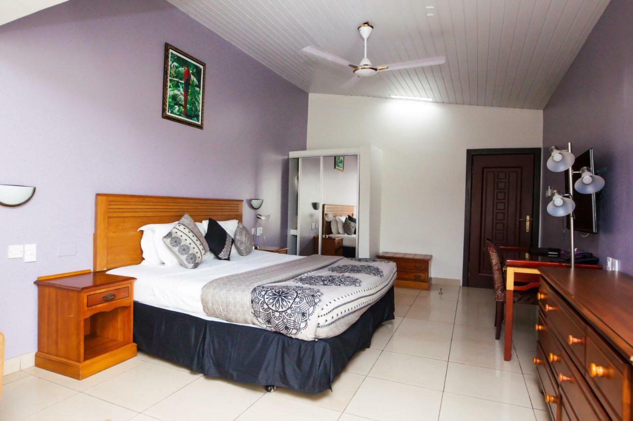 Crismon Hotel Tema Luaran gambar
