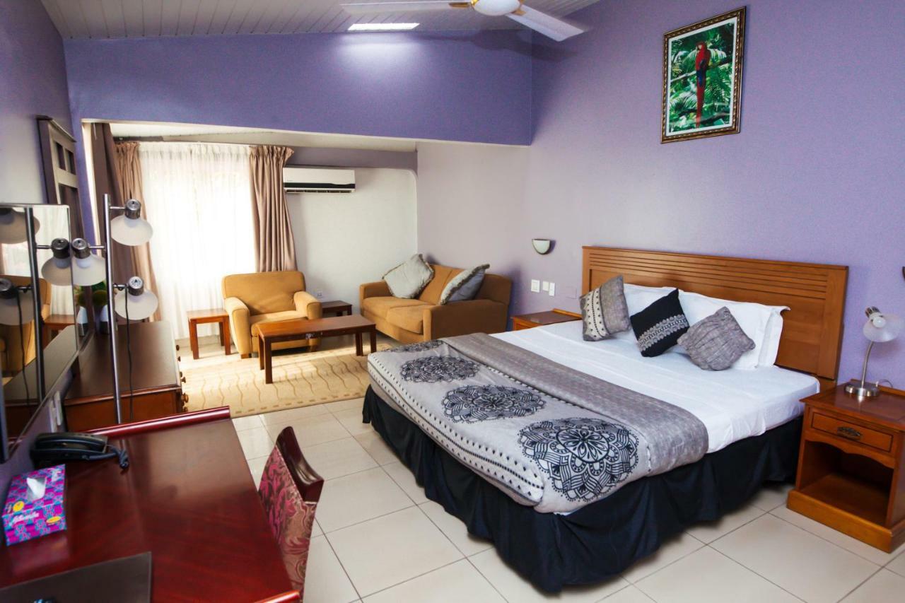 Crismon Hotel Tema Luaran gambar